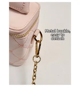 Détail du sac en cuir matelassé rose avec fermoir doré amovible et chaîne élégante