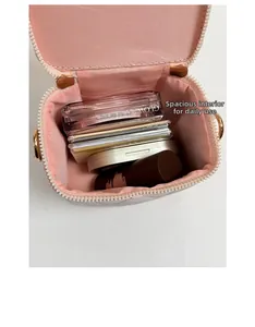 Vue détaillée de l'intérieur du mini sac matelassé rose montrant sa capacité de rangement
