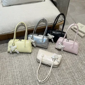 Sac sous le Bras en Cuir PU Mode Femme Minimaliste Couleur Unie Sac à Bandoulière à Main Avec Pendentif Cœur Künstliche Perle Nœud Dentelle
