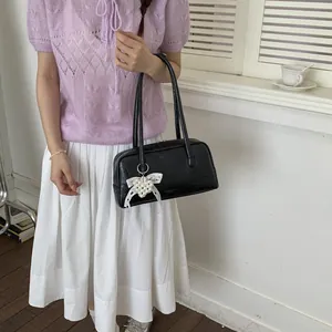 Sac sous le bras classique en cuir noir avec un charmant nœud en perles blanches élégant