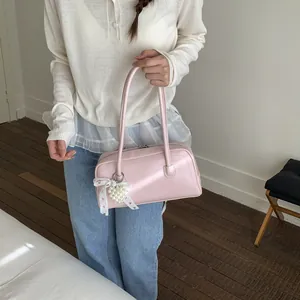 Sac sous le bras rose rectangulaire avec bandoulière et pendentif cœur en perles