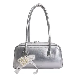 Sac sous l'aisselle en cuir argenté avec pendentif cœur en perles et nœud en dentelle