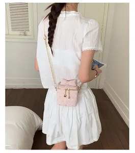 Détail du petit sac rose matelassé cœur avec nœud géant et bandoulière en chaîne