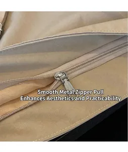 Detailopname van de gladde metalen rits en beige canvas stof van de ruime tote bag