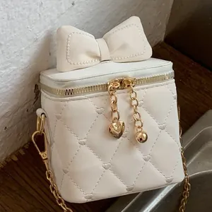 Mini sac bandoulière matelassé blanc crème avec grand nœud et chaîne dorée