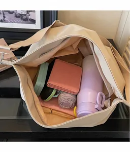 Detailopname van de beige shopper met focus op de binnenzakken en grote opbergcapaciteit