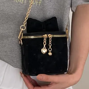 Mini sac matelassé noir à chaîne avec nœud et breloques dorées pour un style élégant