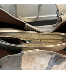 Détail de la fermeture éclair en métal argenté et de la doublure intérieure du sac cabas