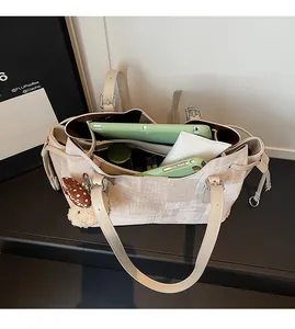 Vue de l'intérieur spacieux d'un sac cabas en toile avec compartiment pour tablette et mobile