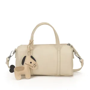 Borsa Boston crema minimalista con manici superiori e ciondolo a forma di cavallo