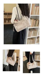 Détail du sac cabas en toile avec cordon, lanières en cuir et accessoire ours en peluche
