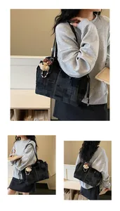 Détail du sac cabas noir à motif géométrique avec un charmant ours en peluche brun