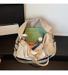 Interno spazioso della borsa da viaggio in tela beige con tablet e accessori