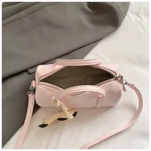 Vista dettagliata dell'interno della borsa Boston rosa con scomparto e charm gatto