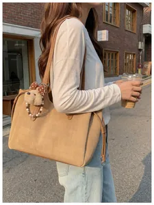 Détail du grand sac cabas kaki avec cordon de serrage et breloque ours en peluche