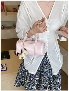 Dettaglio della borsa Boston rosa chiaro in pelle liscia con ciondolo a forma di cavallo