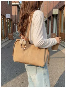 Détail du grand sac cabas kaki avec pendentif chien en peluche et bandoulière