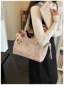 Détail du grand sac cabas crème avec texture à carreaux et charmant petit ours décoratif