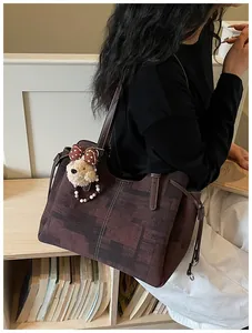 Détail d'un sac cabas marron imprimé avec un charmant ours en peluche dans une bibliothèque