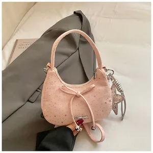 Detail van lichtroze halve maan tas met zilveren sterren en pailletten hanger