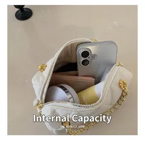 Vista interna che mostra la capienza della borsa trapuntata bianca con vari cosmetici