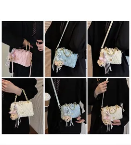 Viste dettagliate di mini borse in pelle trapuntata con ciondoli orsetto rosa, blu e bianchi