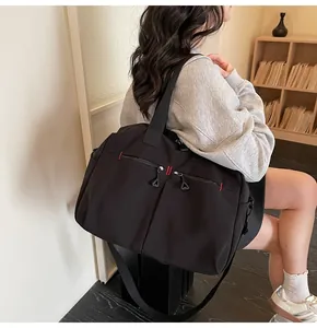 Borsa da viaggio in tela nera con cuciture rosse e doppie tasche anteriori con zip