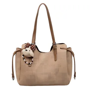 Sac fourre-tout kaki minimaliste avec anses en cuir marron et pendentif en peluche