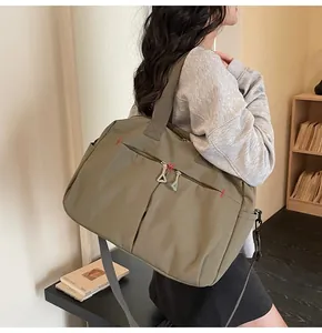 Grande borsa da viaggio in tela verde oliva con tracolla e tasche multiple con zip