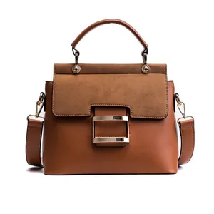 Braune kleine quadratische Tasche mit Wildlederklappe und goldener Metallschnalle