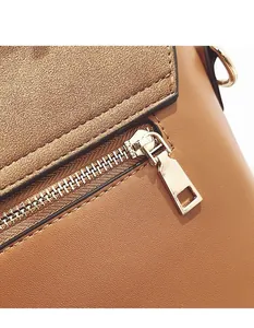 Detailansicht der braunen Umhängetasche mit feinen Nähten und goldenem Reißverschluss