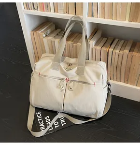 Dettaglio della borsa da viaggio in tela con manici rinforzati e due tasche con cerniera
