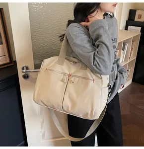 Dettaglio della borsa da viaggio grande in tela bianco sporco con robuste doppie cerniere