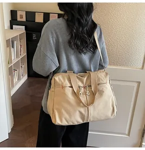Vista posteriore di una grande borsa da viaggio in tela kaki con cerniere in argento