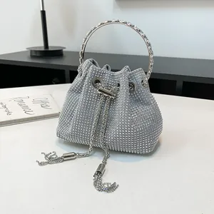 Sac seau argenté élégant avec strass brillants et bandoulière en chaîne métallique