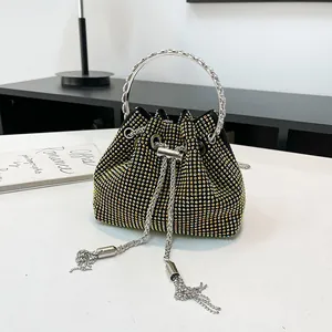 Sac seau élégant en strass avec poignée argentée et longues chaînes à franges