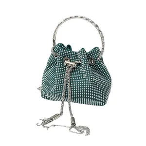 Sac seau vert foncé orné de strass brillants avec poignées rondes et bandoulière chaîne