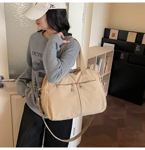 Dettaglio borsa da viaggio in tela kaki con doppie tasche con zip e tracolla regolabile