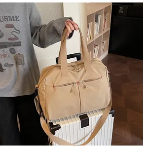 Dettaglio borsa da viaggio in tela kaki con tasche a zip e tracolla ampia regolabile
