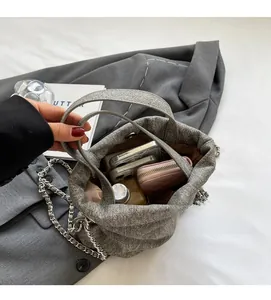 Vue détaillée de l'intérieur spacieux d'un sac en tissu gris avec des objets du quotidien