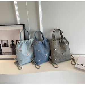 Détails des sacs à cordon en denim vintage bleu et taupe avec rivets en forme de cœur