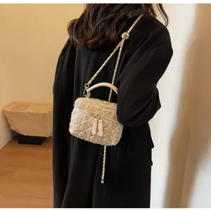 Details der Tweed-Umhängetasche mit Pailletten und verstellbarer Goldperlenkette