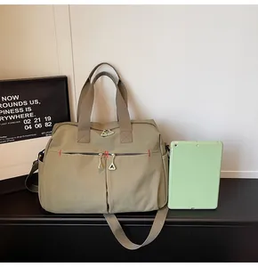 Dettaglio della borsa da viaggio in tela grande con tasche a zip e tracolla regolabile
