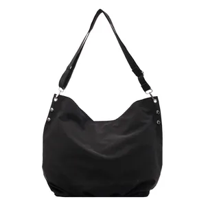 Grote zwarte nylon hobo tas met zilveren klinknagels en verstelbare schouderband