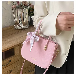 Borsa a tracolla rosa trama lychee con foulard di seta sul manico e scritte in oro metallizzato