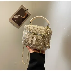 Details der Tweed-Kosmetiktasche mit glitzerndem Stoff und goldener Kugel-Kette