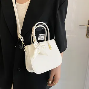 Piccola borsa a mano bianca quadrata in ecopelle con foulard in seta e tracolla donna