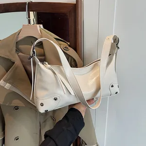 Sac Sous le Bras en Cuir PU Vintage pour Femmes Sac Baguette Orné de Rivets Grande Capacité Sac à Épaule Mode Main