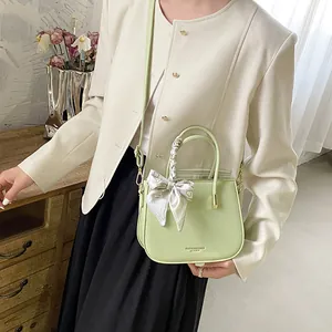 Elegante borsa a tracolla in pelle verde pistacchio con foulard di seta