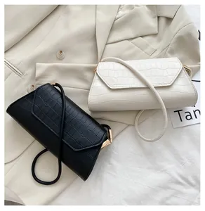 Detailansicht der Schultertaschen aus Leder mit Krokodilprägung in Schwarz und Beige
